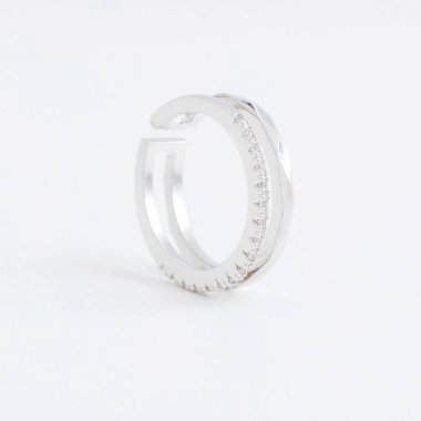 Şeffaf kristal, gri bir arka plan üzerinde rhinestones damla ile lüks gümüş takı ring