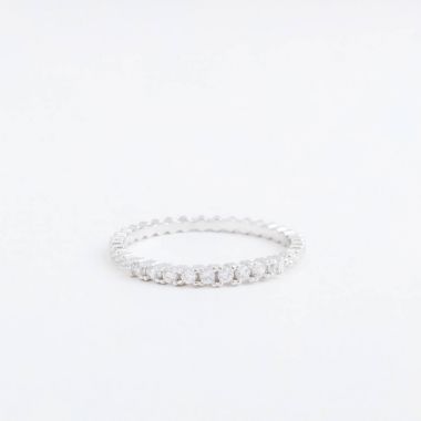 Şeffaf kristal, gri bir arka plan üzerinde rhinestones damla ile lüks gümüş takı ring