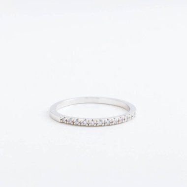 Şeffaf kristal, gri bir arka plan üzerinde rhinestones damla ile lüks gümüş takı ring