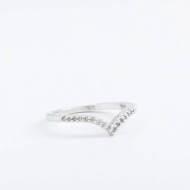 Şeffaf kristal, gri bir arka plan üzerinde rhinestones damla ile lüks gümüş takı ring