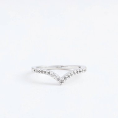 Şeffaf kristal, gri bir arka plan üzerinde rhinestones damla ile lüks gümüş takı ring