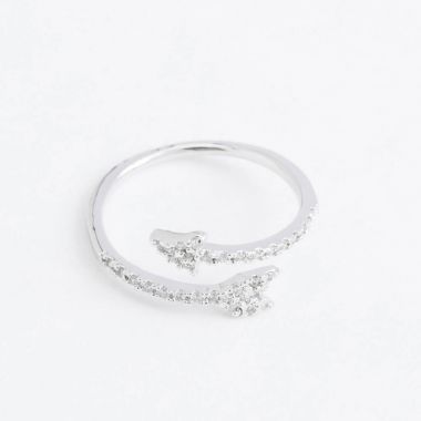 Şeffaf kristal, gri bir arka plan üzerinde rhinestones damla ile lüks gümüş takı ring