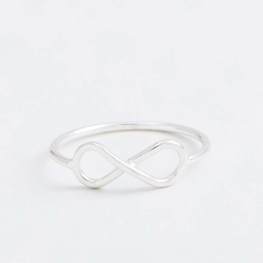 Lüks gümüş takı yüzük Infinity gri bir arka plan ile