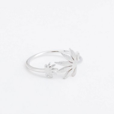 Lüks gümüş takı yüzük yaprak gri bir arka plan ile