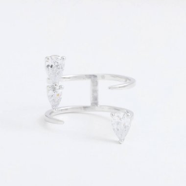 Şeffaf kristal, gri bir arka plan üzerinde rhinestones damla ile lüks gümüş takı ring