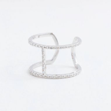 Şeffaf kristal, gri bir arka plan üzerinde rhinestones damla ile lüks gümüş takı ring