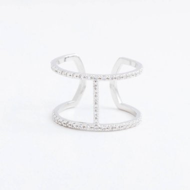 Şeffaf kristal, gri bir arka plan üzerinde rhinestones damla ile lüks gümüş takı ring