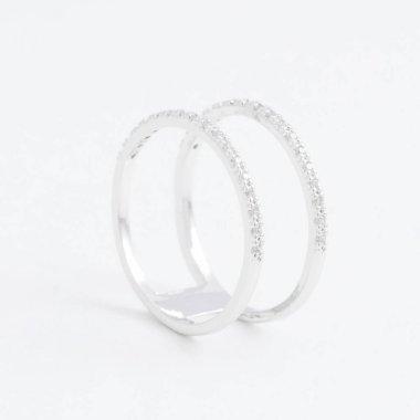 Şeffaf kristal, gri bir arka plan üzerinde rhinestones damla ile lüks gümüş takı ring