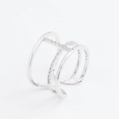 Şeffaf kristal, gri bir arka plan üzerinde rhinestones damla ile lüks gümüş takı ring