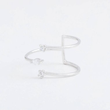 Şeffaf kristal, gri bir arka plan üzerinde rhinestones damla ile lüks gümüş takı ring