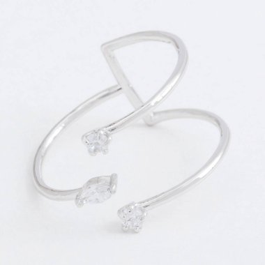 Şeffaf kristal, gri bir arka plan üzerinde rhinestones damla ile lüks gümüş takı ring