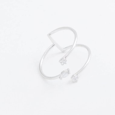 Şeffaf kristal, gri bir arka plan üzerinde rhinestones damla ile lüks gümüş takı ring