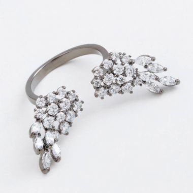 Gri bir arka plan ile kristallerinin kanatlı lüks gümüş takı ring