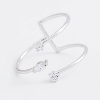 Lüks gümüş takı halka bir kristallerle gri bir arka plan