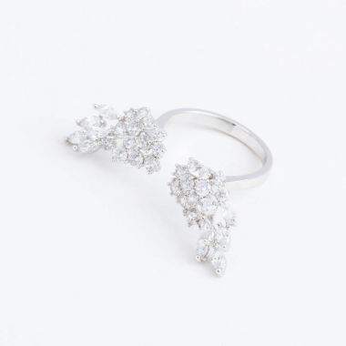 Gri bir arka plan ile kristallerinin kanatlı lüks gümüş takı ring