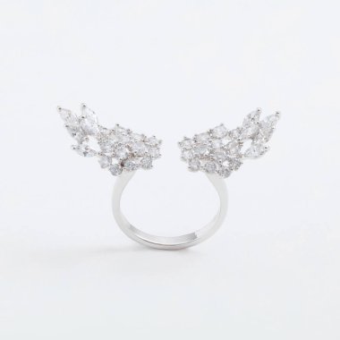 Gri bir arka plan ile kristallerinin kanatlı lüks gümüş takı ring