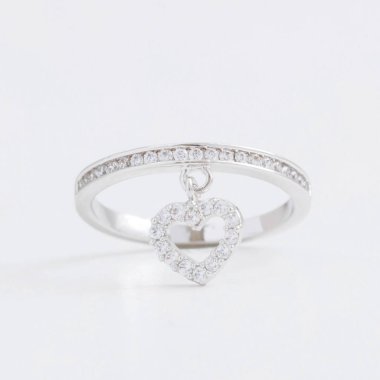 Kristaller ve rhinestones, gri bir arka plan üzerinde dekoratif bir kalp ile lüks güzel gümüş takı yüzük