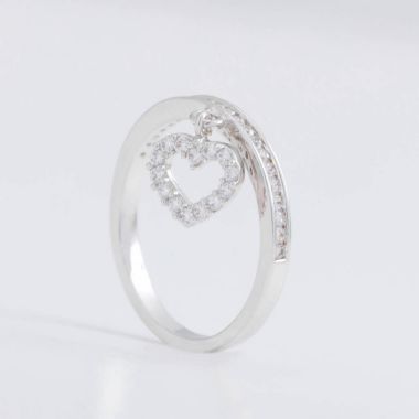 Kristaller ve rhinestones, gri bir arka plan üzerinde dekoratif bir kalp ile lüks güzel gümüş takı yüzük