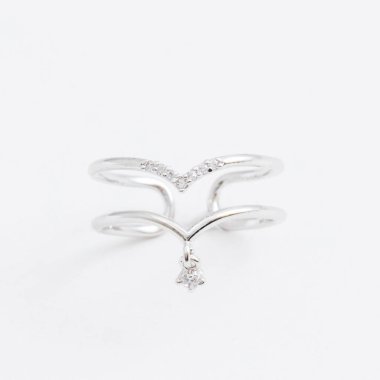 Kristaller ve gri arka plan üzerinde rhinestones ile lüks güzel gümüş takı halka