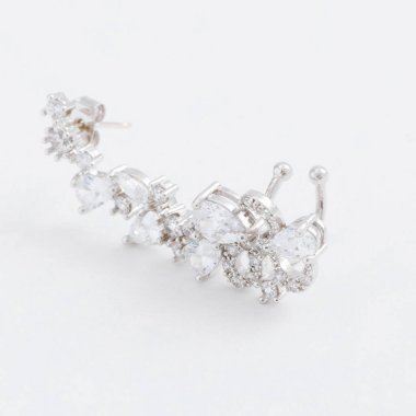 Lüks güzel ışık parlak Gümüş Kol düğmesi küpe, kristaller, gri bir arka plan üzerine düşer.