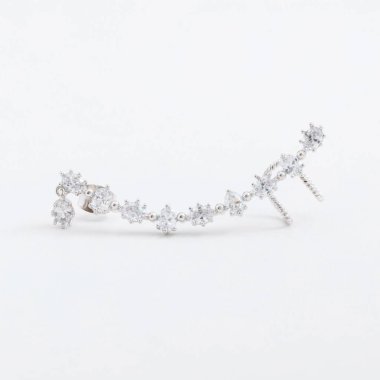 Lüks güzel ışık parlak Gümüş Kol düğmesi küpe, kristaller, gri bir arka plan üzerine düşer.