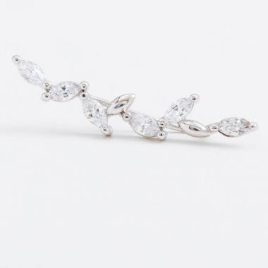 Lüks güzel ışık parlak Gümüş Kol düğmesi küpe, kristaller, gri bir arka plan üzerine düşer.