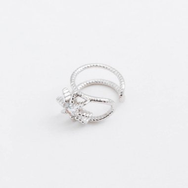 Lüks gri bir arka plan üzerinde yıldız kristalleri ile güzel ışık gümüş yüzük