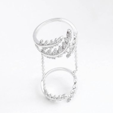 Lüks güzel ışık gümüş çift zil sesi zincirleri ve kristalleri ile gri bir arka plan üzerinde bırakır