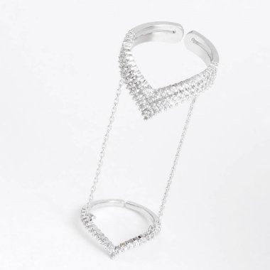 Lüks güzel ışık gümüş çift zil sesi zincirleri ve gri bir arka plan üzerinde kristalleri ile