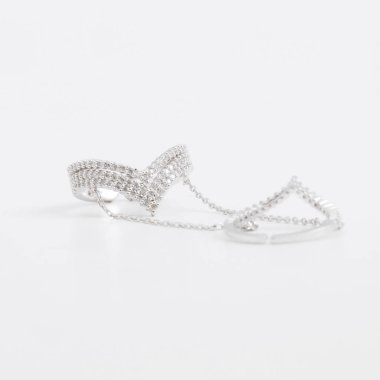 Lüks güzel ışık gümüş çift zil sesi zincirleri ve gri bir arka plan üzerinde kristalleri ile