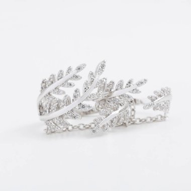 Lüks güzel ışık gümüş yüzük kristalleri ile gri bir arka plan üzerinde bırakır