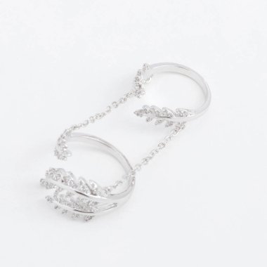 Lüks güzel ışık gümüş çift zil sesi zincirleri ve kristalleri ile gri bir arka plan üzerinde bırakır