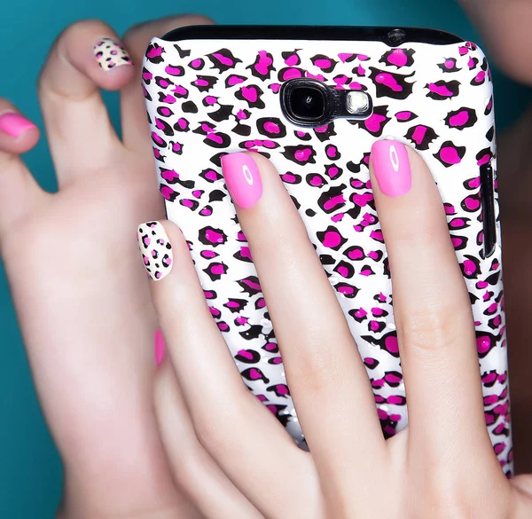 Wydrukować piękny manicure różowy na tle telefonu z systemem leopard — Zdjęcie stockowe