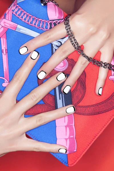 Zbliżenie dłoni z manicure na paznokcie, czarny, biały, różowy, niebieski — Zdjęcie stockowe