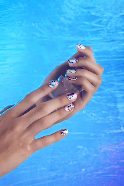 Close-up van handen met manicure op nagels winter — Stockfoto