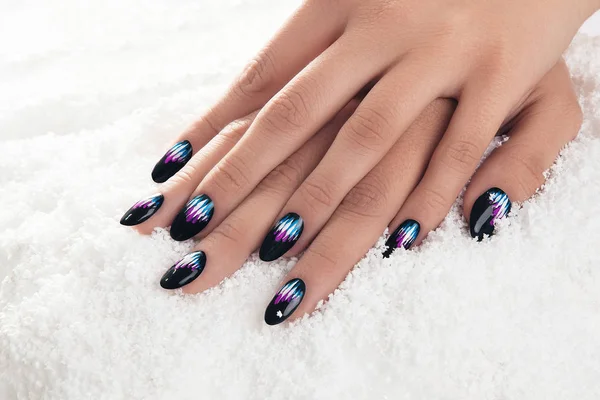 Close-up van handen met zwarte manicure op nagels winter, sneeuw — Stockfoto