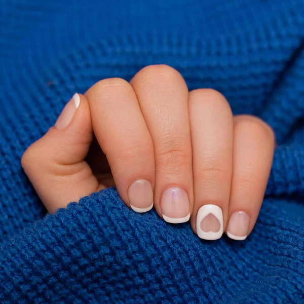 Close-up van een mooie manicure op nagels op een vrouwelijke hand, winter — Stockfoto