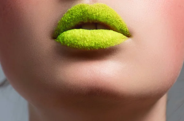 Un hermoso maquillaje femenino en los labios de un color verde, un primer plano —  Fotos de Stock