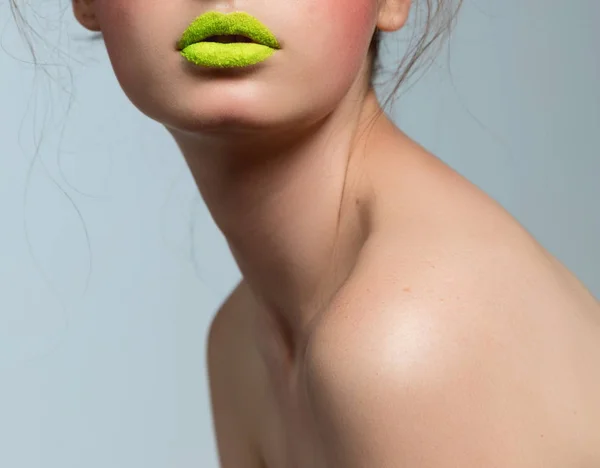 Un hermoso maquillaje femenino en los labios de un color verde, un primer plano, hombros —  Fotos de Stock