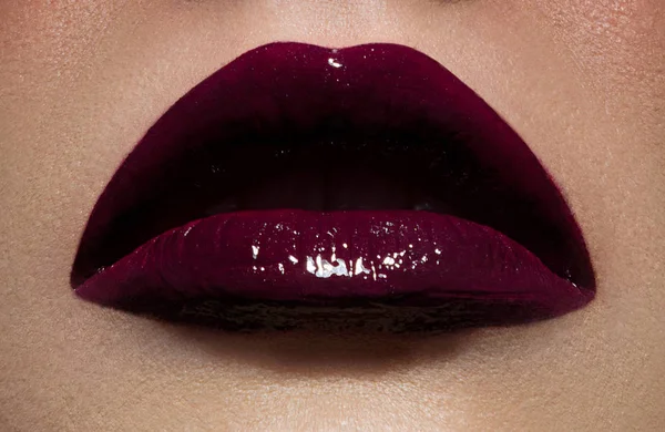 Prachtige vrouwelijke lippen met donkerrood make-up close-up — Stockfoto