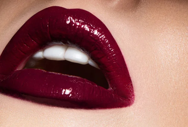 Hermosos labios femeninos con maquillaje borgoña de cerca — Foto de Stock