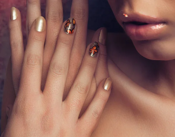 Piękne kobiece manicure na paznokcie u rąk kobiety, ręka leży na ramieniu, piękny makijaż na ustach — Zdjęcie stockowe