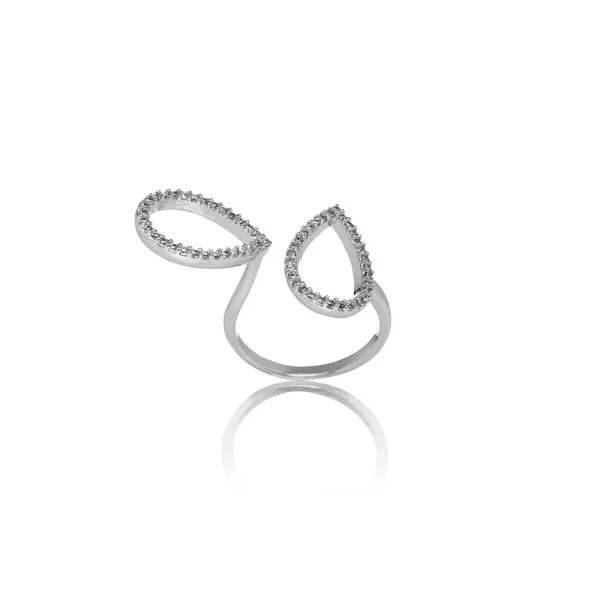 Lusso anello di gioielli in argento gocce con un cristalli su sfondo bianco — Foto Stock