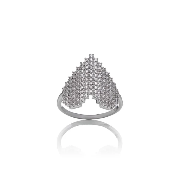 Πολυτελής ασημένια κοσμήματα δαχτυλίδι καρδιά με κρύσταλλα σε λευκό φόντο — Φωτογραφία Αρχείου