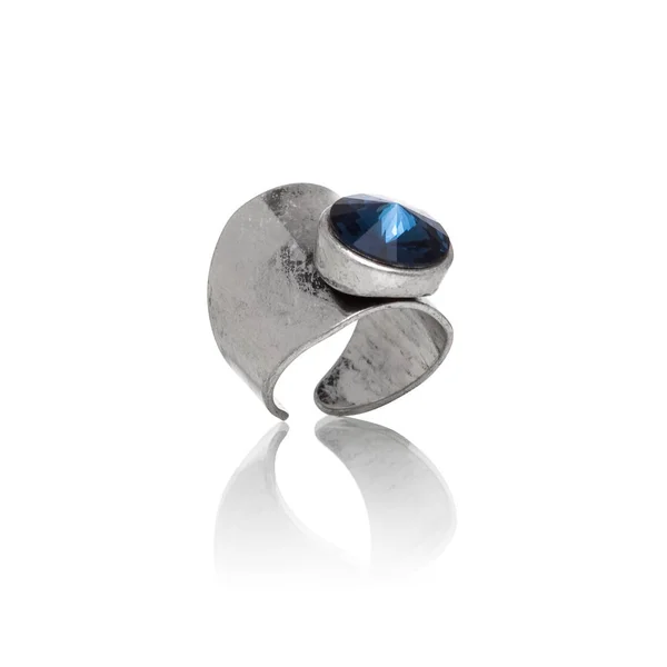Πολυτελή τεράστια ασημένια κοσμήματα δαχτυλίδι με γαλάζια πέτρα σε λευκό φόντο — Φωτογραφία Αρχείου