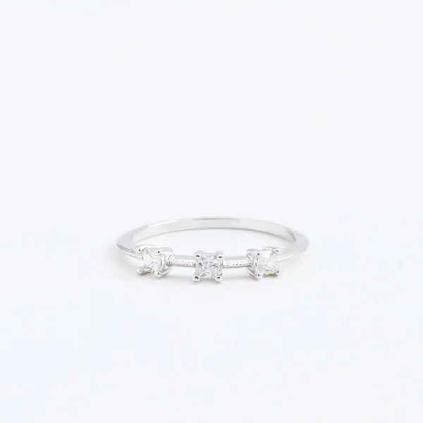 Luxueuse bague en argent avec cristaux transparents, gouttes strass, sur fond gris — Photo