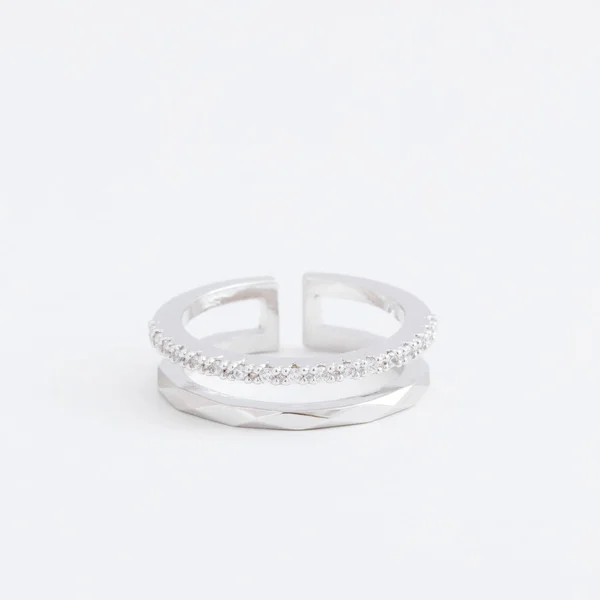 Luxueuse bague en argent avec cristaux transparents, gouttes strass, sur fond gris — Photo