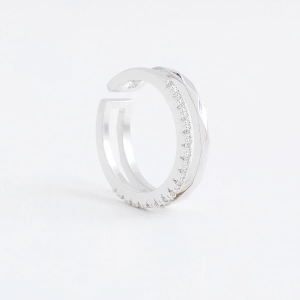 Luxueuse bague en argent avec cristaux transparents, gouttes strass, sur fond gris — Photo