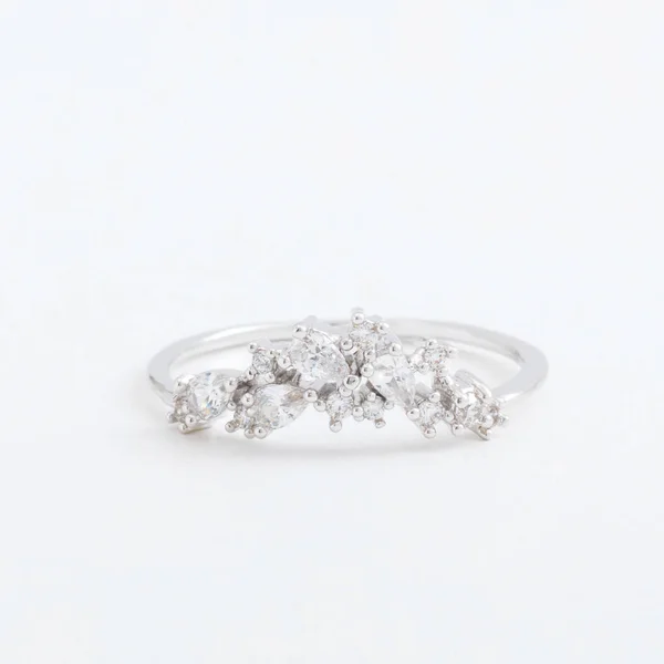 Anillo de joyería de plata de lujo con cristales transparentes, gotas de diamantes de imitación, sobre un fondo gris — Foto de Stock