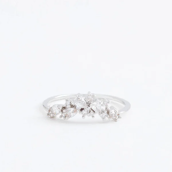 Luxueuse bague en argent avec cristaux transparents, gouttes strass, sur fond gris — Photo